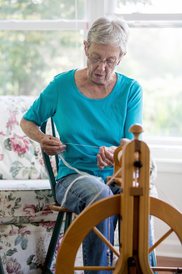 Female resident spinning yarn