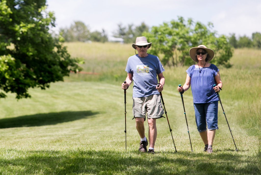 couple hiking on cmapus