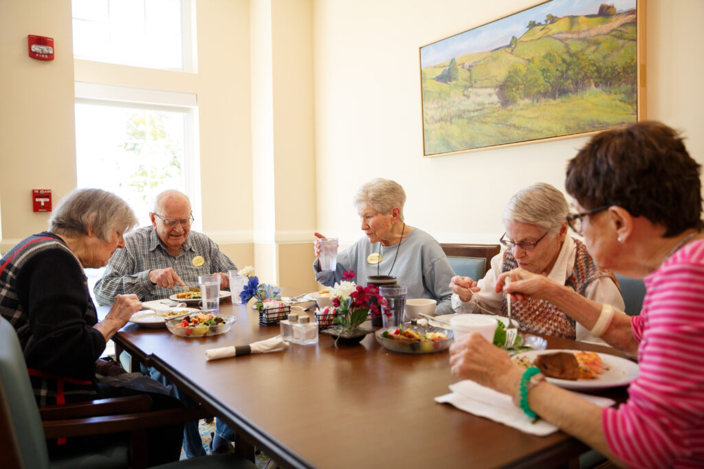 Kendal at Lexington residents enjoy a meal together. 